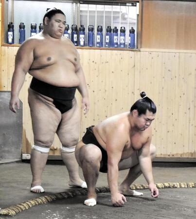 稽古で汗を流す庄司（右）
