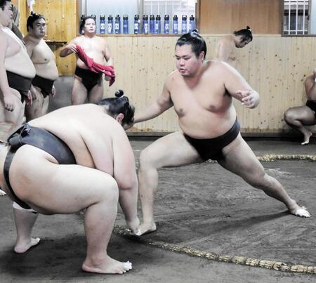 ぶつかり稽古で胸を出す庄司