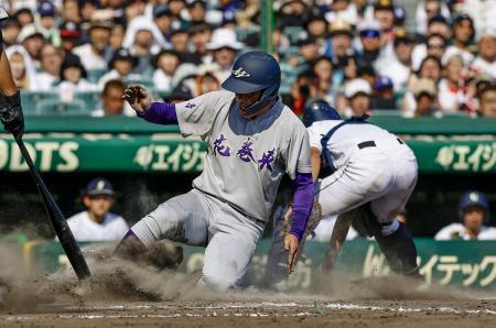 　花巻東-岡山学芸館　７回表花巻東１死二、三塁、打者久保村のとき、三走赤間が本盗を決める＝甲子園