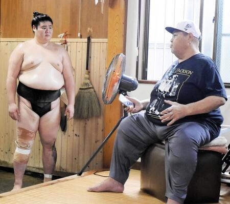 部屋コーチを務める元大関の小錦さんに声をかけられる寅武蔵
