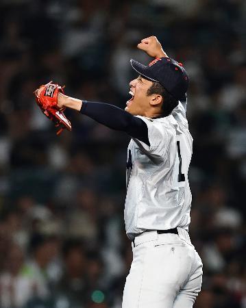 　日南学園-横浜　６回裏、１死満塁を併殺で切り抜け、喜ぶ横浜・織田＝甲子園