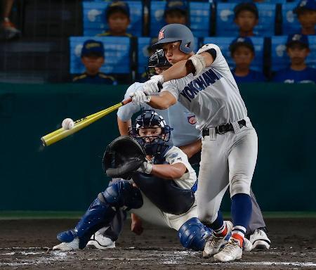　日南学園-横浜　７回表横浜２死二塁、千島が左中間に適時三塁打を放つ。捕手鬼塚＝甲子園
