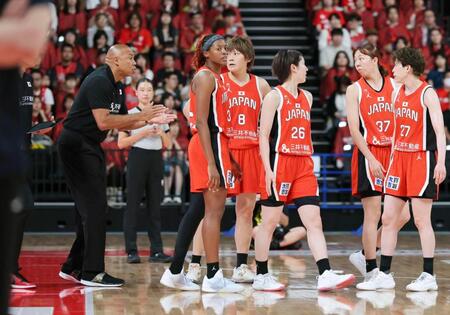 第３クオーター、指示を出すゲインズ監督（左端）