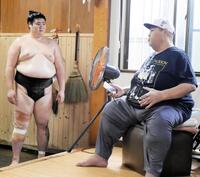 部屋コーチを務める元大関の小錦さんに声をかけられる寅武蔵