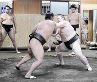 相撲を取る寅武蔵（右）