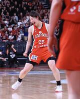 第４Ｑ、勝ち越しのシュートを決めて喜ぶ田中こころ
