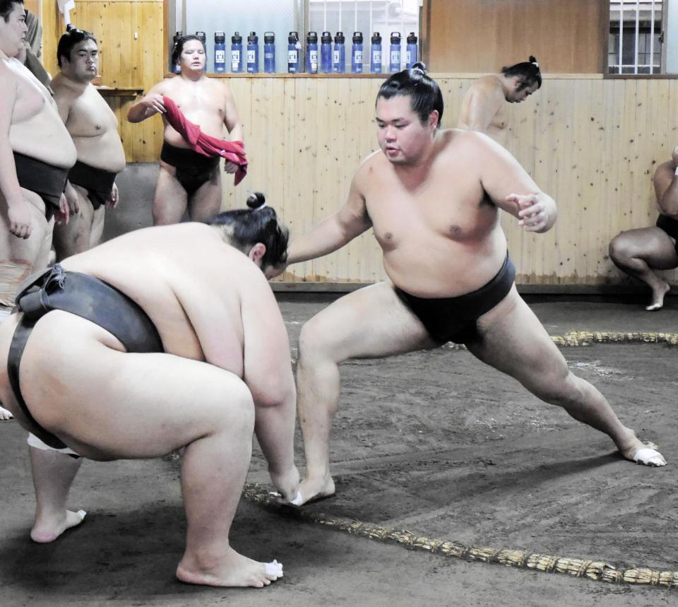 ぶつかり稽古で胸を出す庄司