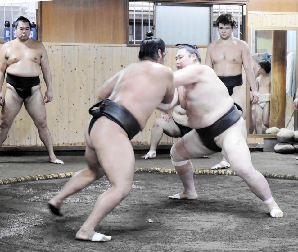 相撲を取る寅武蔵（右）