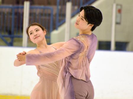　アイスダンス・ＲＤ　演技する紀平梨花（左）、西山真瑚組＝ウォータールー（共同）