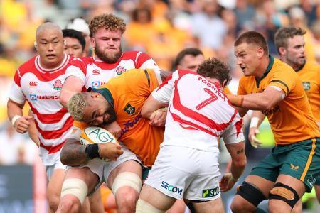 　日本-オーストラリア　タックルするディアンズ（左から２人目）ら＝タウンズビル（ゲッティ＝共同）