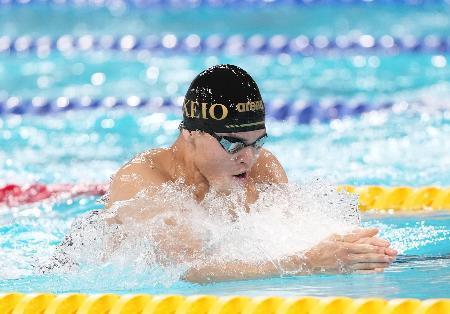 　男子１００メートル平泳ぎ決勝　優勝した慶応・山崎隼翔＝インフロニア草津アクアティクスセンター