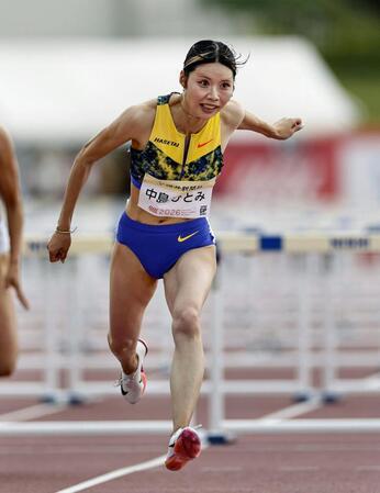 女子１００メートル障害予選　ゴールする中島ひとみ