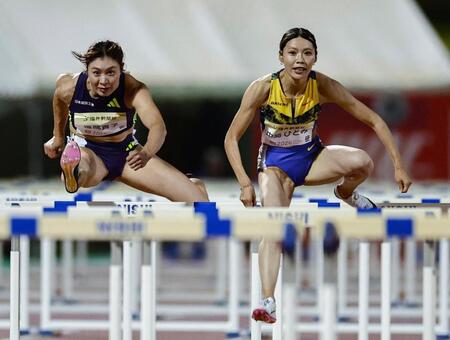 女子１００メートル障害決勝　12秒60の日本新で優勝した中島ひとみ。左は２位の福部真子