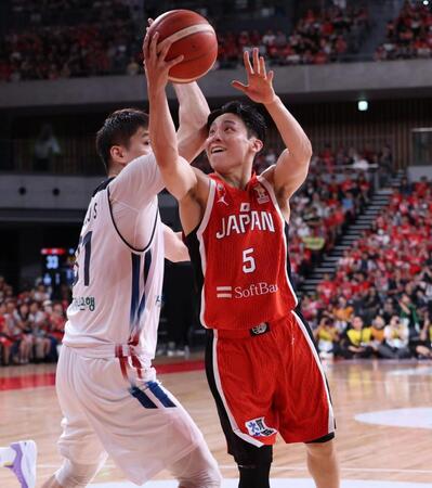 ２Ｑ、ゴールを狙う河村勇輝（撮影・金田祐二）