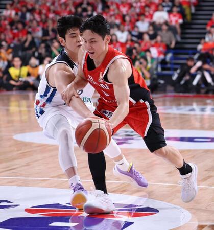 ２Ｑ、攻め込む河村勇輝（撮影・金田祐二）