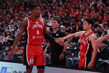 タッチを交わす八村塁と河村勇輝（撮影・金田祐二）