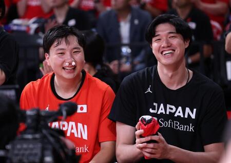 鼻血を出して止血する富永啓生をいじる渡辺雄太（撮影・金田祐二）