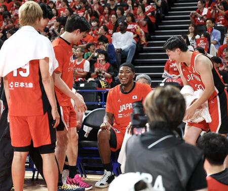 第４クオーター、ベンチで笑顔を見せる八村（中央）