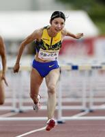 女子１００メートル障害予選　ゴールする中島ひとみ