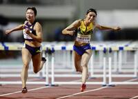 女子１００メートル障害決勝　12秒60の日本新で優勝した中島ひとみ。左は２位の福部真子