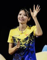 女子１００メートル障害で12秒60の日本新をマークし、声援に応える中島ひとみ