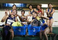 女子１００メートル障害で12秒60の日本新をマークし、写真に納まる中島ひとみ（手前右）
