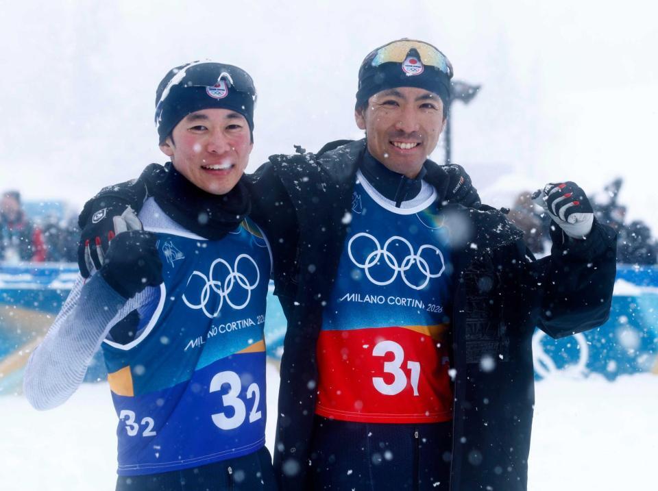　ミラノ・コルティナ五輪の男子団体スプリントの競技を終え、山本涼太（左）と肩を組む渡部暁斗＝２月（共同）