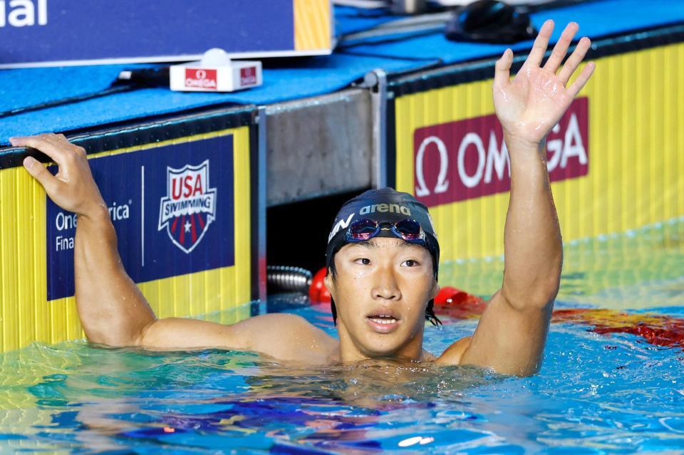 　男子１００メートル平泳ぎ決勝でゴールし、声援に応える大橋信。５８秒５４の日本新で２位に入った（共同）