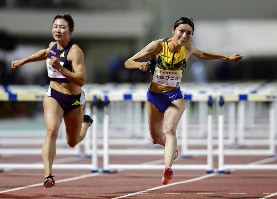 女子１００メートル障害決勝　12秒60の日本新で優勝した中島ひとみ。左は２位の福部真子