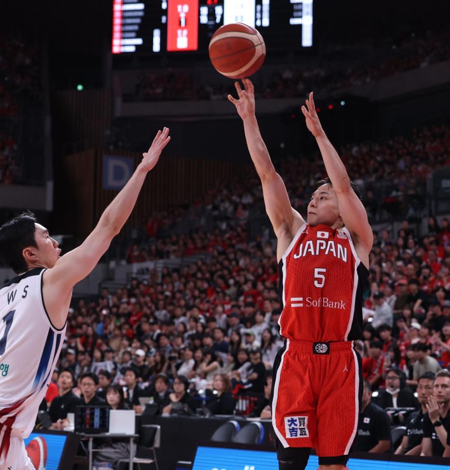 ２Ｑ、シュートを放つ河村勇輝（撮影・金田祐二）