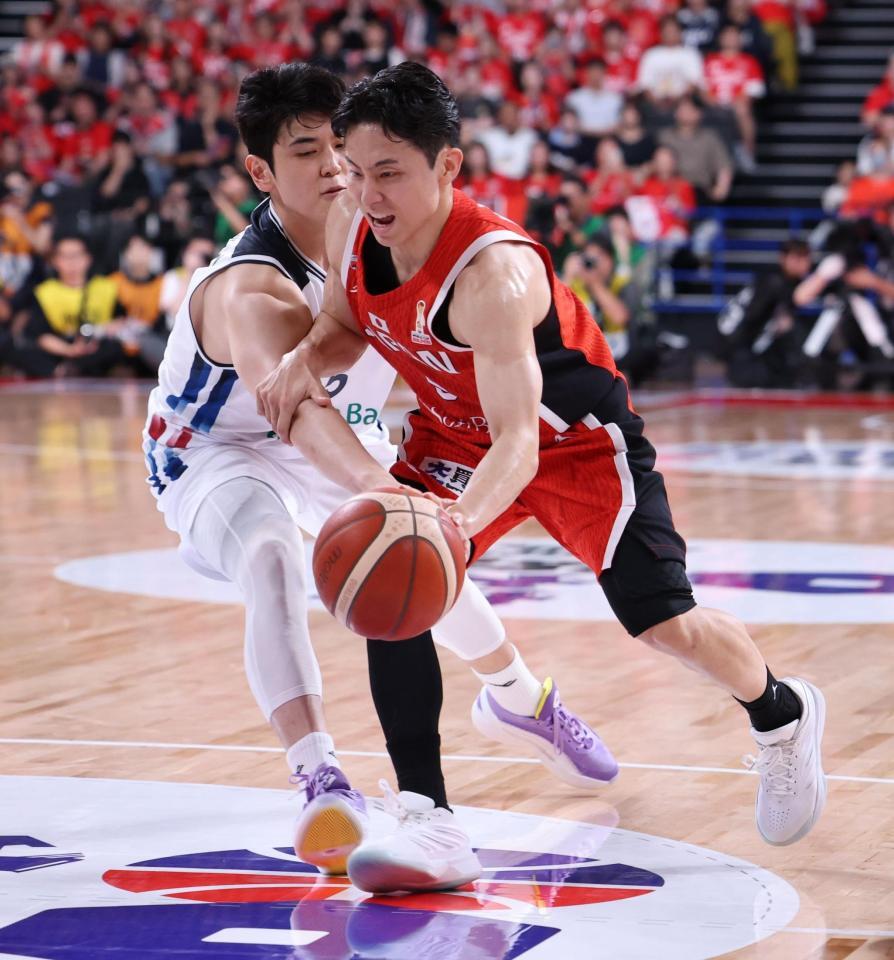 ２Ｑ、攻め込む河村勇輝（撮影・金田祐二）