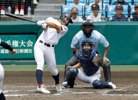 　有明-東日本国際大昌平　８回表有明２死満塁、代打広沢が左前に２点打を放つ。捕手小内＝甲子園