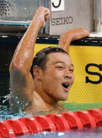 　男子１００メートル自由形を制し喜ぶ湘南工大付・山田将大＝インフロニア草津アクアティクスセンター