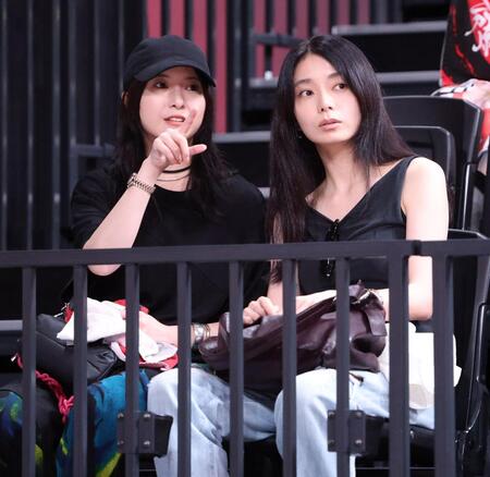 観戦する吉高由里子と森カンナ（撮影・金田祐二）