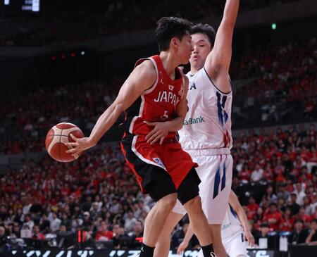 ２Ｑ、華麗なパスを通す河村勇輝＝有明アリーナ（撮影・金田祐二）