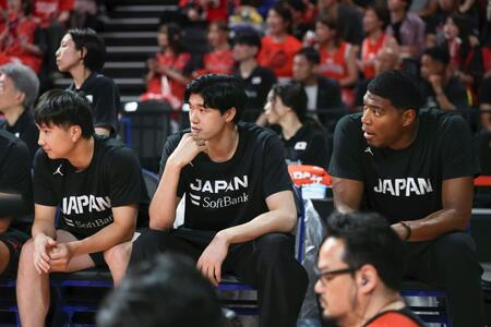 第１クオーター、戦況を見つめる八村（右）ら