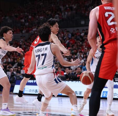 １Ｑ、パスを通す河村勇輝（撮影・金田祐二）