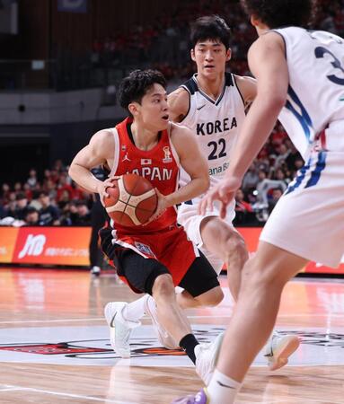 １Ｑ、攻め込む河村勇輝（撮影・金田祐二）