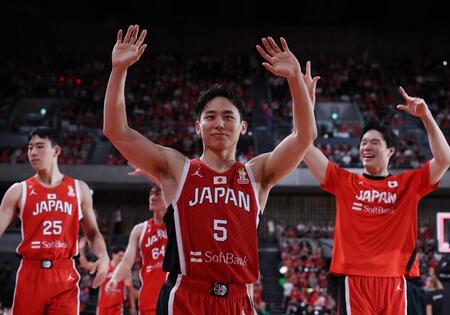 歓声に応える河村勇輝（撮影・金田祐二）