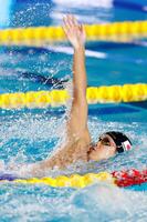 　男子２００メートル背泳ぎ決勝で力泳する小島夢貴（共同）