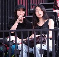 観戦する吉高由里子と森カンナ（撮影・金田祐二）
