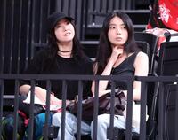 観戦する吉高由里子と森カンナ（撮影・金田祐二）