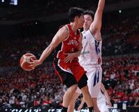 ２Ｑ、華麗なパスを通す河村勇輝＝有明アリーナ（撮影・金田祐二）