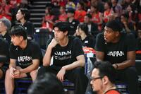 第１クオーター、戦況を見つめる八村（右）ら