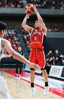 第１クオーター、３点シュートを決める河村