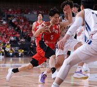 １Ｑ、攻め込む河村勇輝（撮影・金田祐二）