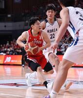 １Ｑ、攻め込む河村勇輝（撮影・金田祐二）