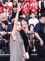 手を振って会場を後にする広瀬すず（撮影・金田祐二）