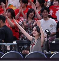 大興奮の広瀬すず（撮影・金田祐二）