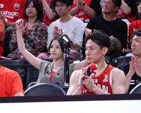 河村勇輝の後方でノリノリの広瀬すず（撮影・金田祐二）